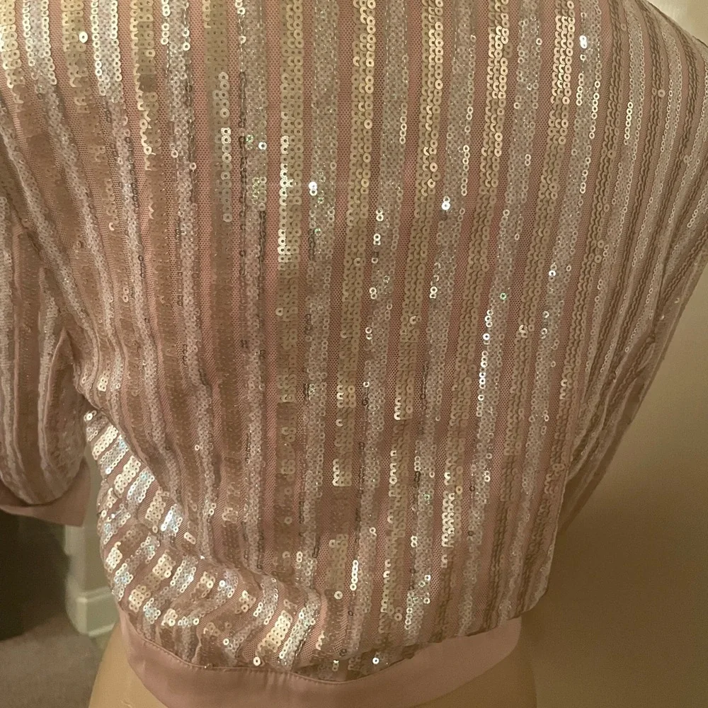 Beautiful sequence top - Picture 4 of 6